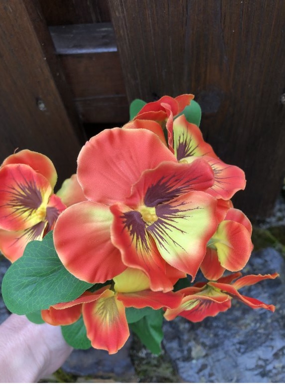 Oranžové umělé macešky 30 cm 2